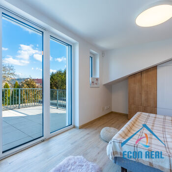 Pronájem úžasného RD 5KK s 3 koupelnami - 224 m2, se zahradou a garáží, Na Konečné, Praha 4 Písnice