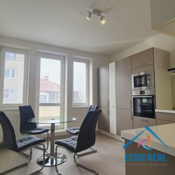 Pronájem bytu 3+1, 82 m2, balkon, 2 garáže, Královická ul., Praha 10 Strašnice,