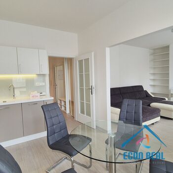 Pronájem bytu 3+1, 82 m2, balkon, 2 garáže, Královická ul., Praha 10 Strašnice,