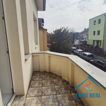 Pronájem bytu 3+1, 82 m2, balkon, 2 garáže, Královická ul., Praha 10 Strašnice,