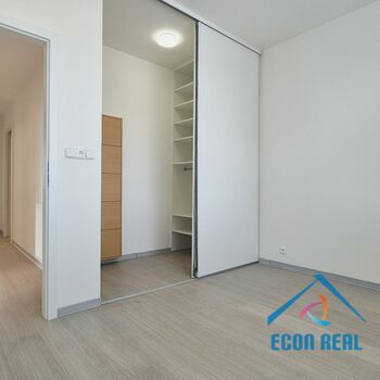 Pronájem bytu 3+1, 82 m2, balkon, 2 garáže, Královická ul., Praha 10 Strašnice,
