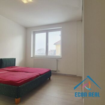 Pronájem bytu 3+1, 82 m2, balkon, 2 garáže, Královická ul., Praha 10 Strašnice,