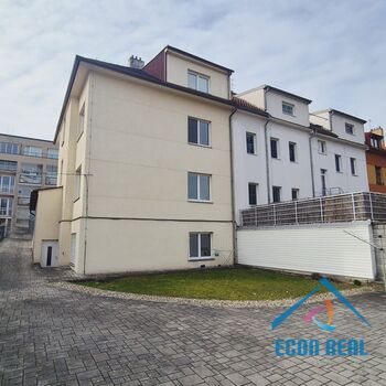 Pronájem bytu 3+1, 82 m2, balkon, 2 garáže, Královická ul., Praha 10 Strašnice,