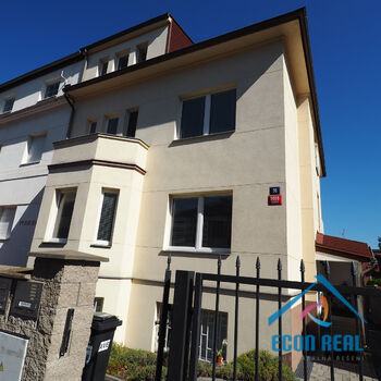 Pronájem bytu 3+1, 82 m2, balkon, 2 garáže, Královická ul., Praha 10 Strašnice,
