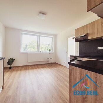 Prodej domu se dvěma byty, garáže, zahrada 2815 m2, Ústí u Staré Paky