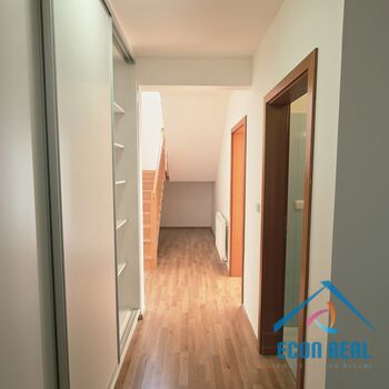 Pronájem velmi prostorného domu 6+kk s terasou, zahradou a garáží, Magnoliova, Jesenice-Osnice