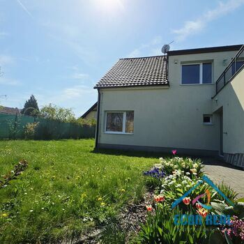 Pronájem velmi prostorného domu 6+kk s terasou, zahradou a garáží, Magnoliova, Jesenice-Osnice
