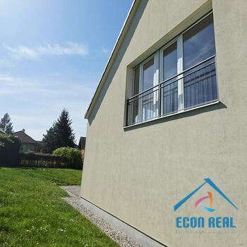 Pronájem velmi prostorného domu 6+kk s terasou, zahradou a garáží, Magnoliova, Jesenice-Osnice