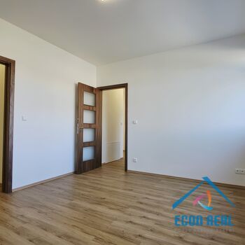 Pronájem zcela nové, luxusní jednotky 3kk, 92m2, s parkováním, U Kovárny, Herink