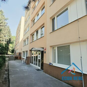 Pronájem světlého bytu 2+kk s parkováním a zahradou, 45 m2, Na Pláni, Praha 5 Smíchov