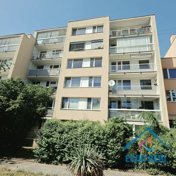 Pronájem světlého bytu 2+kk s parkováním a zahradou, 45 m2, Na Pláni, Praha 5 Smíchov