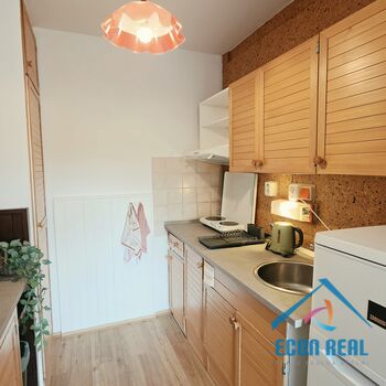 Pronájem světlého bytu 2+kk s parkováním a zahradou, 45 m2, Na Pláni, Praha 5 Smíchov