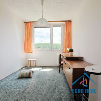 Pronájem světlého bytu 2+kk s parkováním a zahradou, 45 m2, Na Pláni, Praha 5 Smíchov