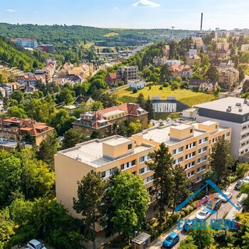 Pronájem světlého bytu 2+kk s parkováním a zahradou, 45 m2, Na Pláni, Praha 5 Smíchov