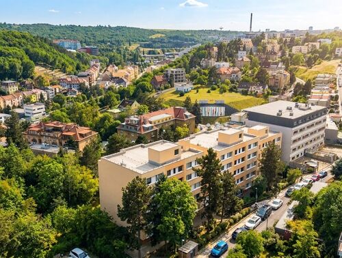 Fotografie nemovitosti - Pronájem světlého bytu 2+kk s parkováním a zahradou, 45 m2, Na Pláni, Praha 5 Smíchov