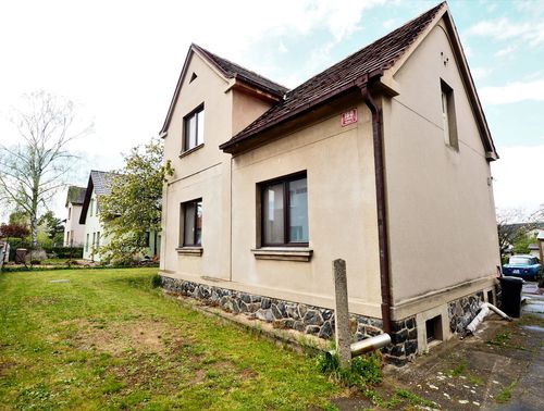 Fotografie nemovitosti - Prodej částečně zrekonstruovaného RD se zahradou, dvougaráží, garáží a pergolou, Jiříčkova, Praha 5