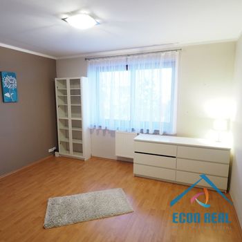 Pronájem krásného bytu 3+kk s terasou, zahradou a 2 místy k parkování, Platanova, Jesenice