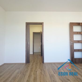 Pronájem zcela nové, luxusní jednotky 3kk, 92m2, s parkováním, U Kovárny, Herink