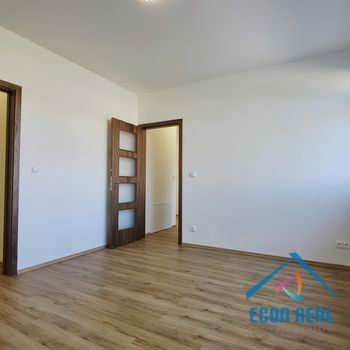 Pronájem zcela nové, luxusní jednotky 3kk, 92m2, s parkováním, U Kovárny, Herink
