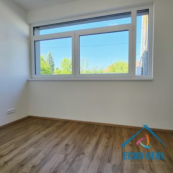 Pronájem zcela nové, luxusní jednotky 3kk, 92m2, s parkováním, U Kovárny, Herink