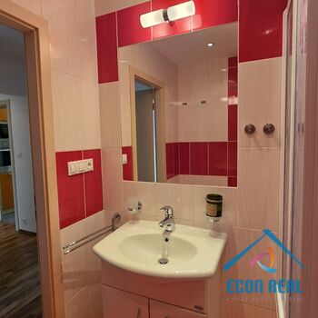 Prodej zrekonstruovaného bytu 3+1, 68 m&sup2; + zasklená lodžie a sklep - Hnězdenská, Praha 8, Troja