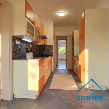 Prodej zrekonstruovaného bytu 3+1, 68 m&sup2; + zasklená lodžie a sklep - Hnězdenská, Praha 8, Troja