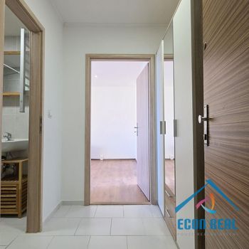 Prodej světlého bytu 2kk s lodžií, Bratří Venclíků, u M Rajská Zahrada, Praha 9 Černý Most